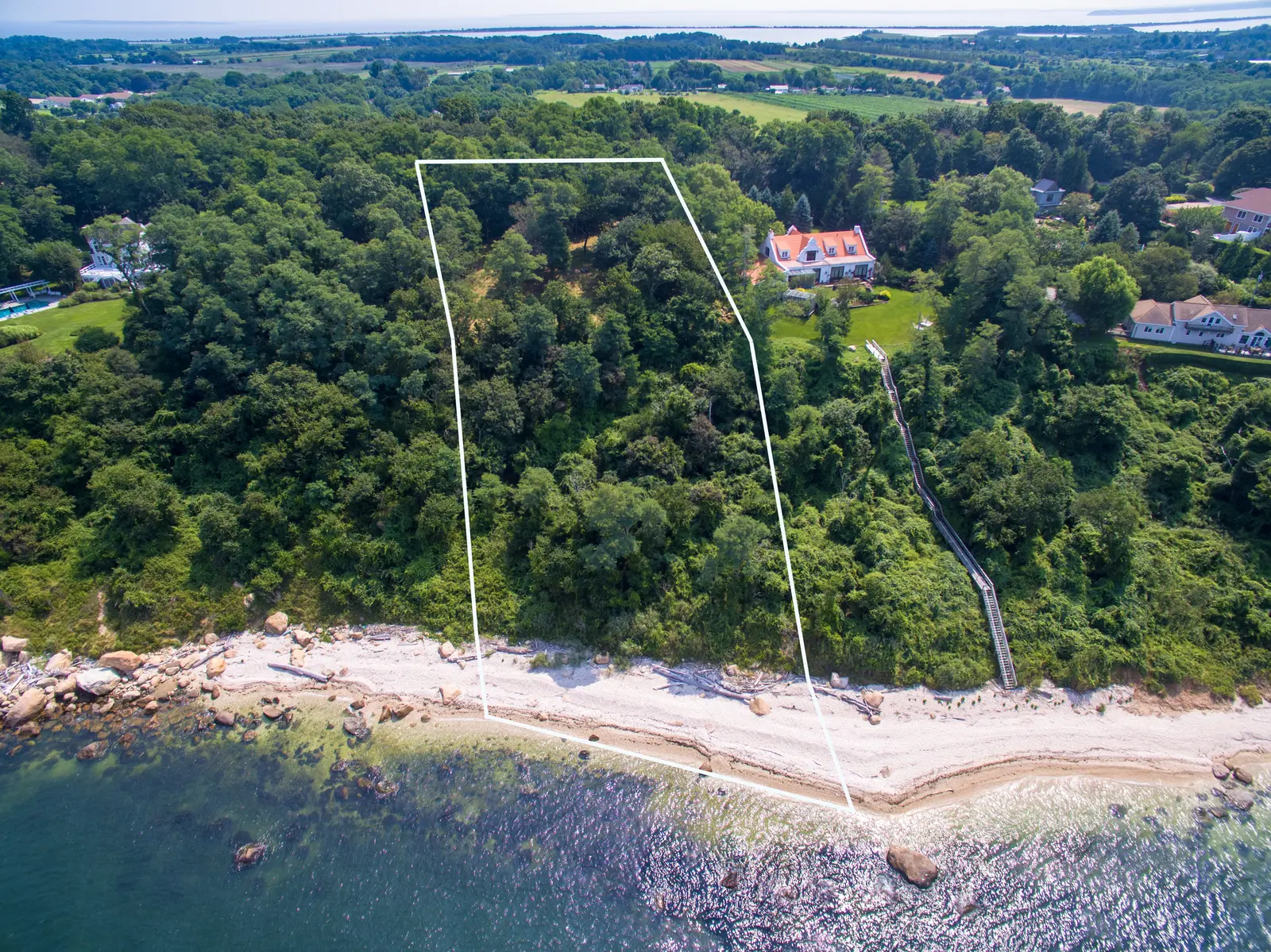 375 Hillcrest Drive North, Orient
